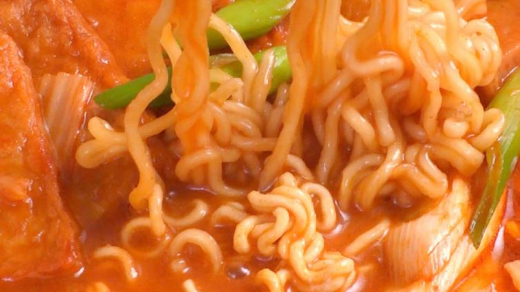 精选私房菜天冷的时候就想做这么一锅韩式‘大杂烩’,看着辣酱在锅中慢慢化开,午餐肉和豆腐在浓